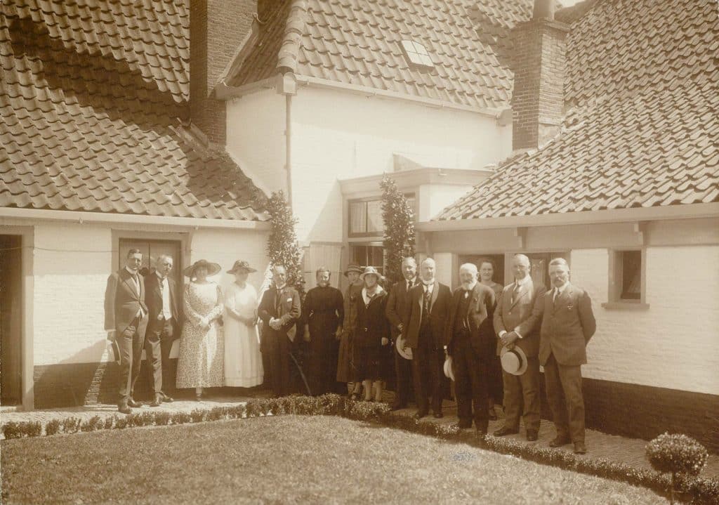 Bezichtiging van het hofje van Paling van Foreest door regenten Paling en Van Foreest  Datering 1924-07-14 Deelcollectie / Collectie Regionaal Archief Alkmaar